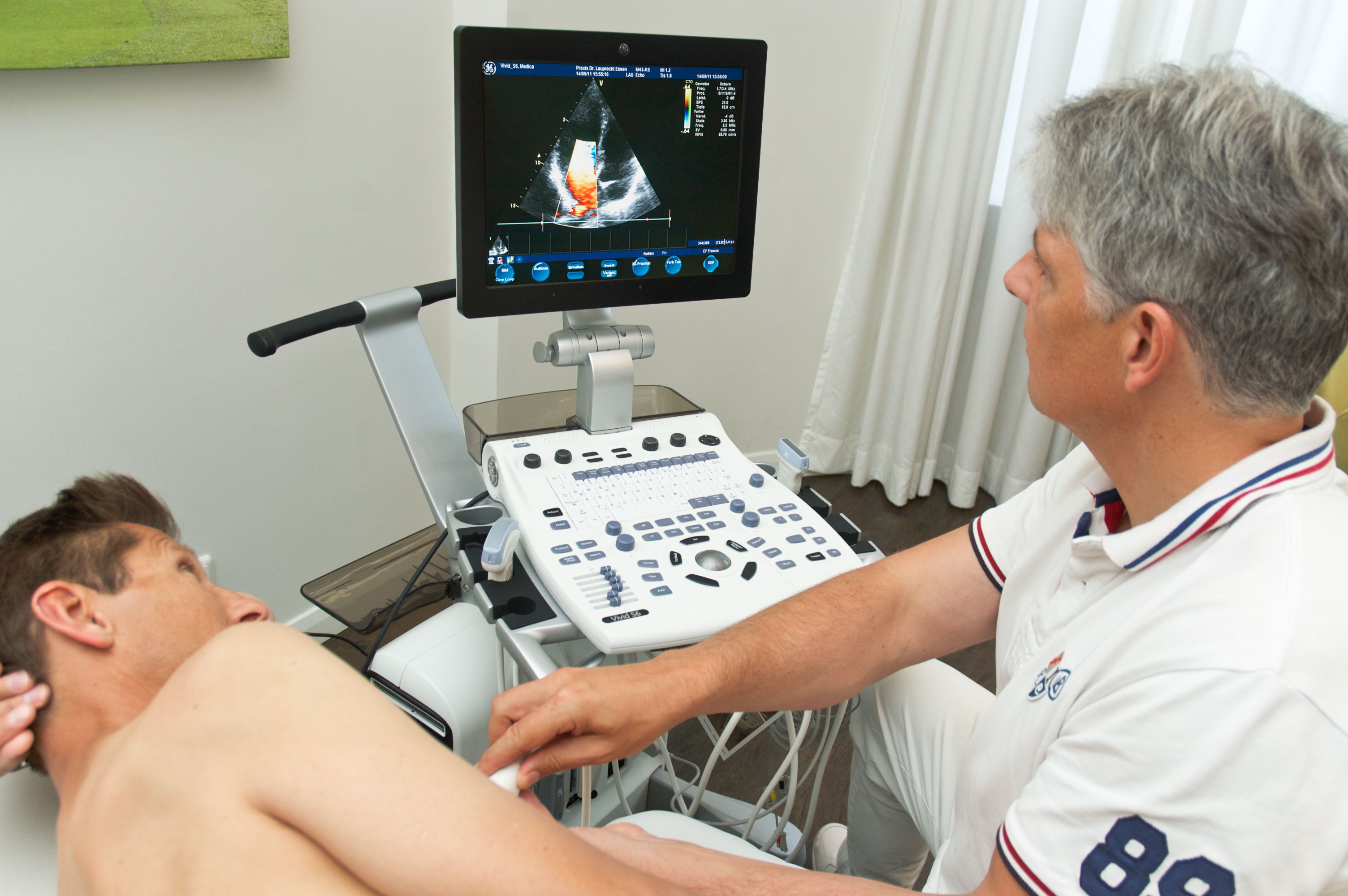 Dr. Lauprecht führt eine Echokardiographie bei einem Patienten durch.